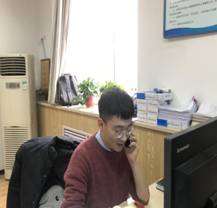 BB贝博的官方网站侯勇老师和受资助学生家庭2