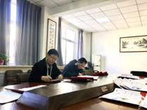 BB贝博的官方网站领导为获奖学生写喜报